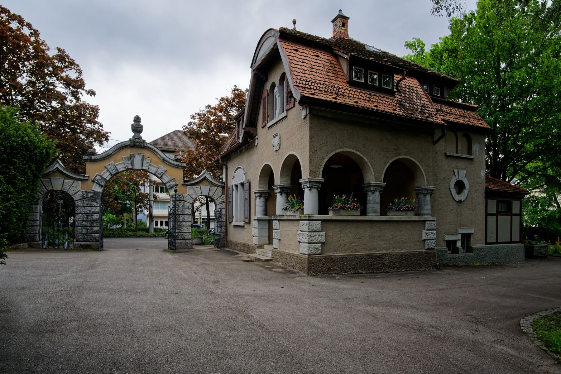Hofseite des Dienstgebäudes mit vierbogiger Loggia und historischem Portal auf Bergfriedhof Stuttgart
